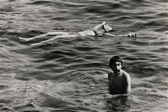 ELLIOTT ERWITT (1928-2023) A selection of 5 photographs depicting beach scenes. Circa 1970s.